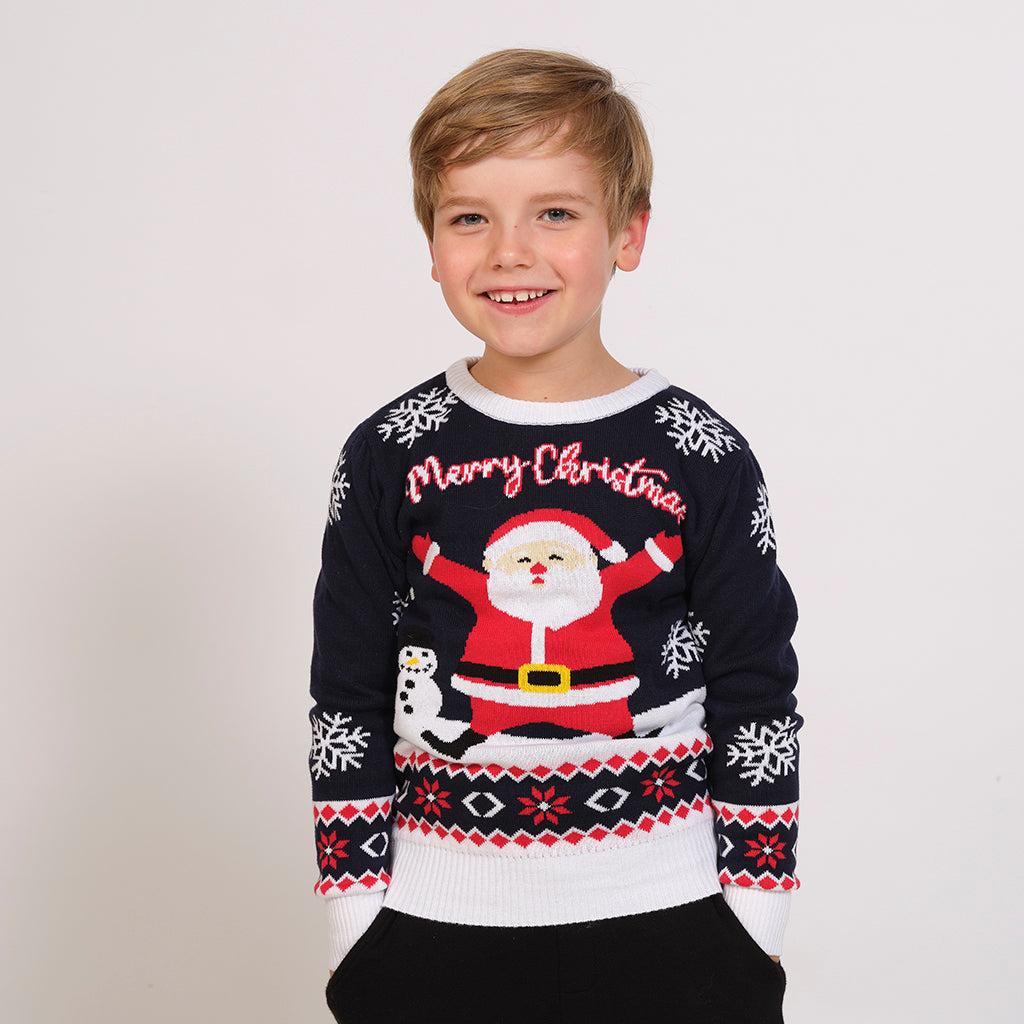 Ein Kind mit einem blau-weißen Weihnachtspulli mit dem Weihnachtsmann darauf.